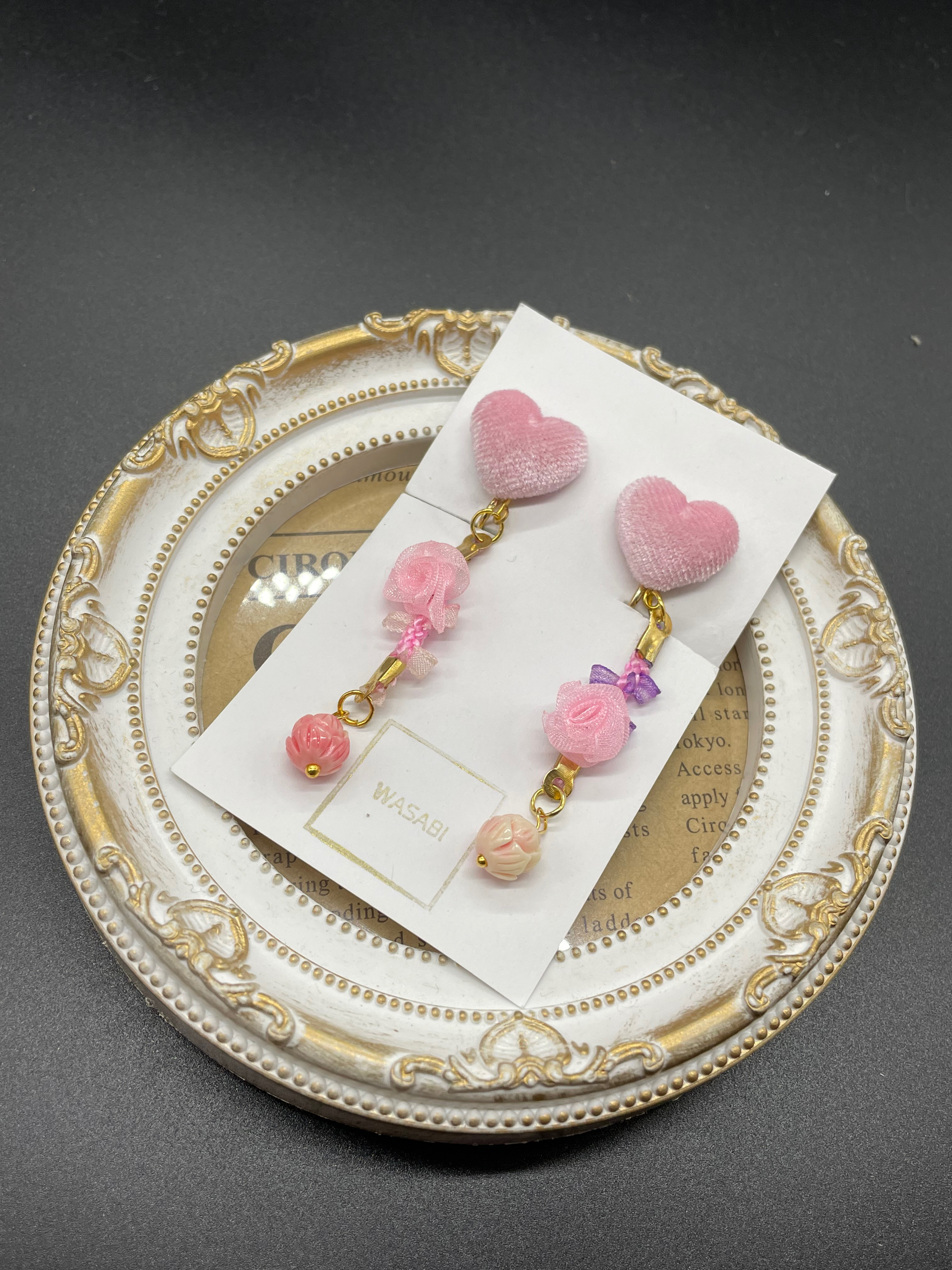 （送料無料）ベロアピンクのハートカボションと薔薇のサンゴのイヤリング