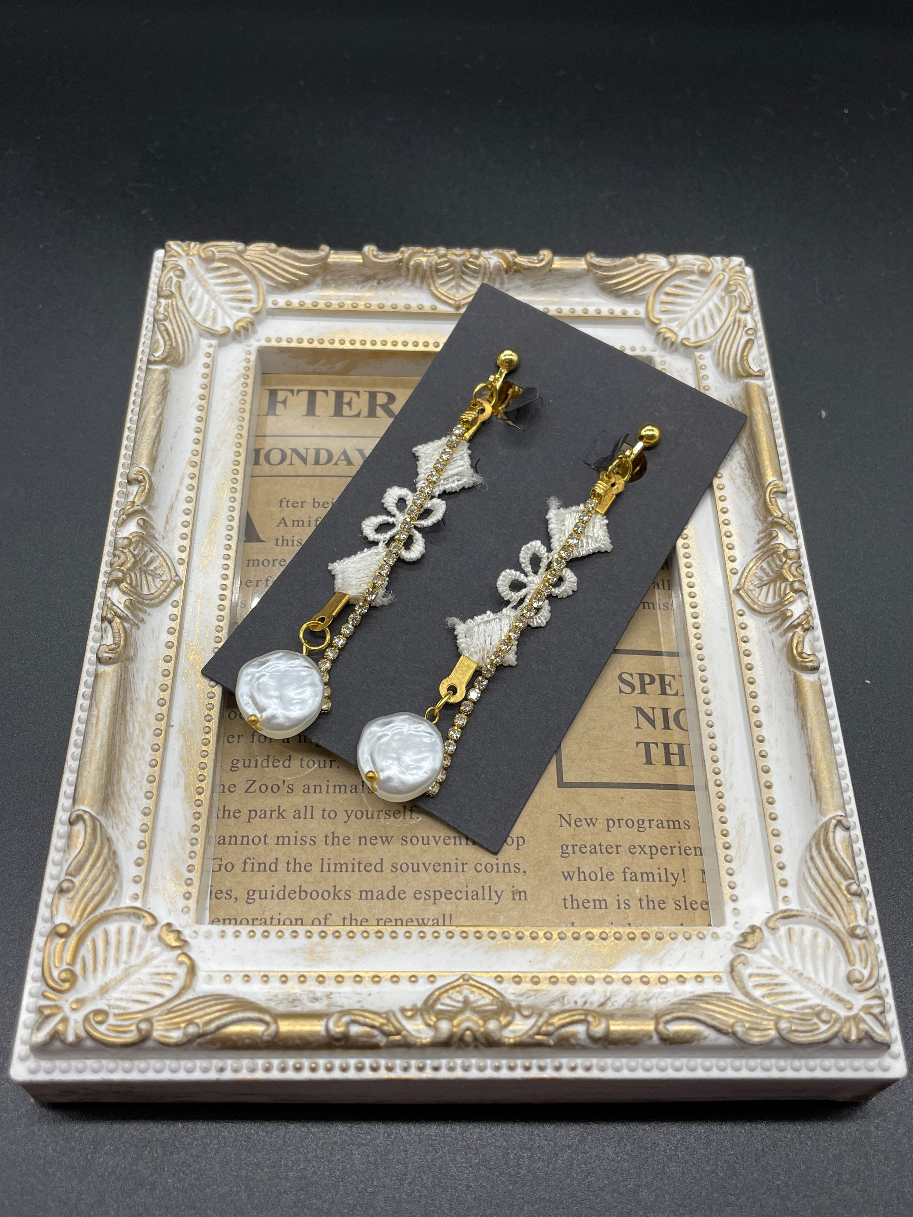 （送料無料）白のお花のレースリボンとパールとラインストーンのイヤリング