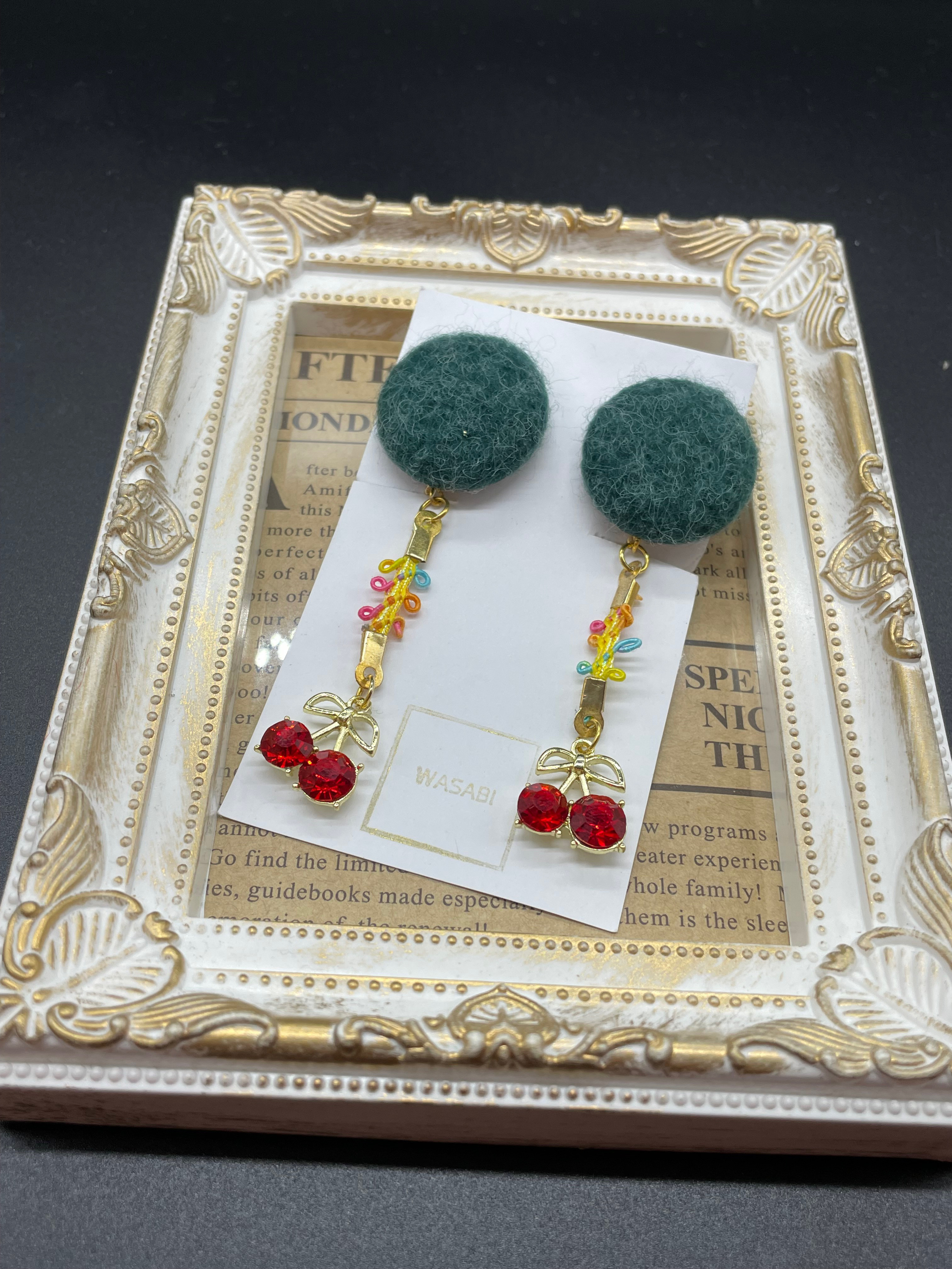 （送料無料）ベロアグリーンカボションとレッドチェリーのイヤリング