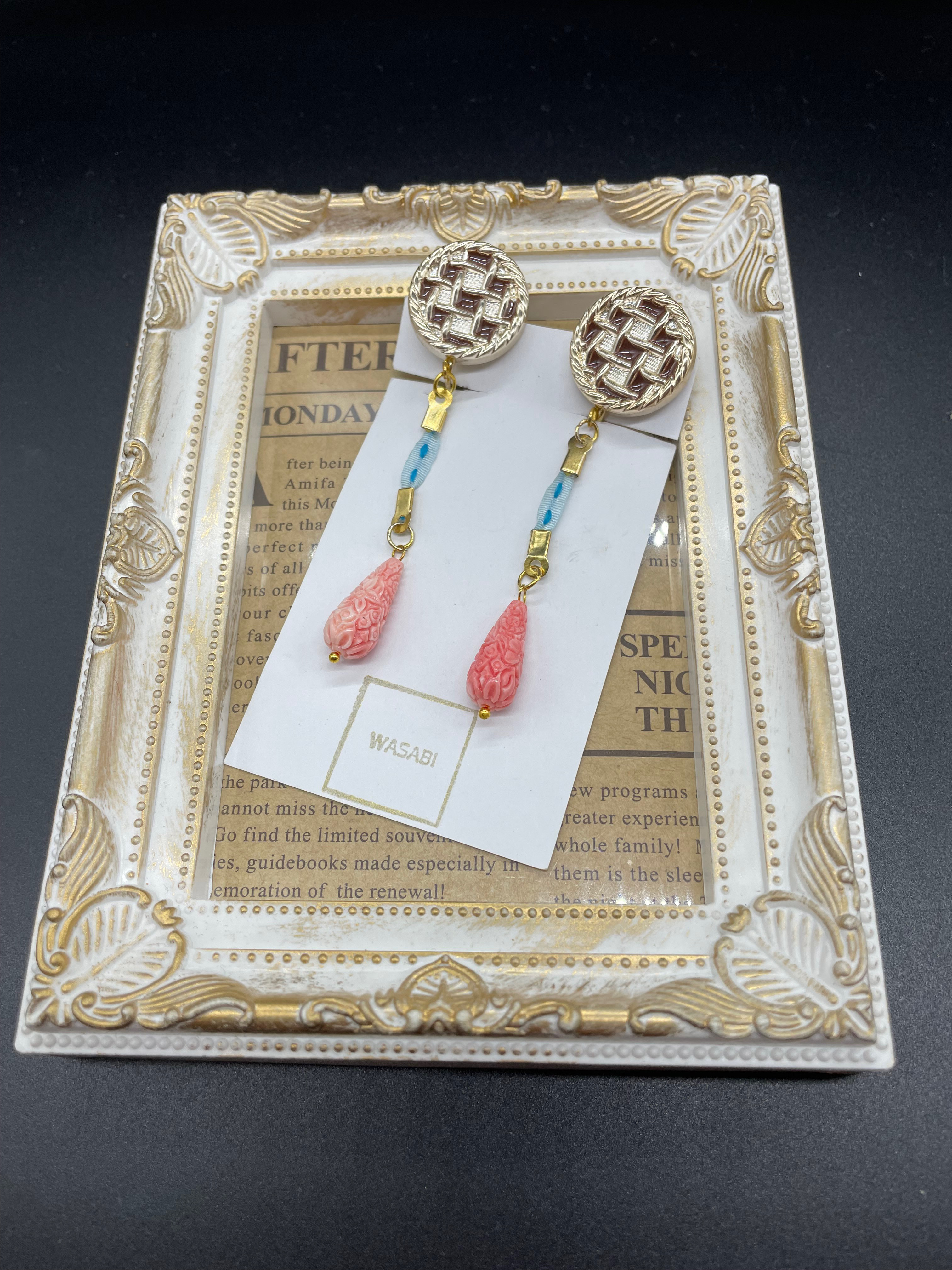 （送料無料）茶色のチェックカボションとピンクサンゴのイヤリング