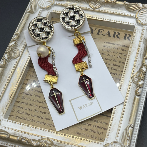 （ハロウィン）（送料無料）ブラックチェックとラインストーンとクロスのイヤリング ハロウィン）（送料無料）ブラックチェックとラインストーンと