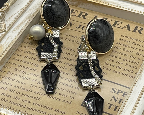 （ハロウィン）（送料無料）ブラックカボションとラインストーンとクロスのイヤリング ハロウィン）（送料無料）ブラックカボションとラインストーンとクロス