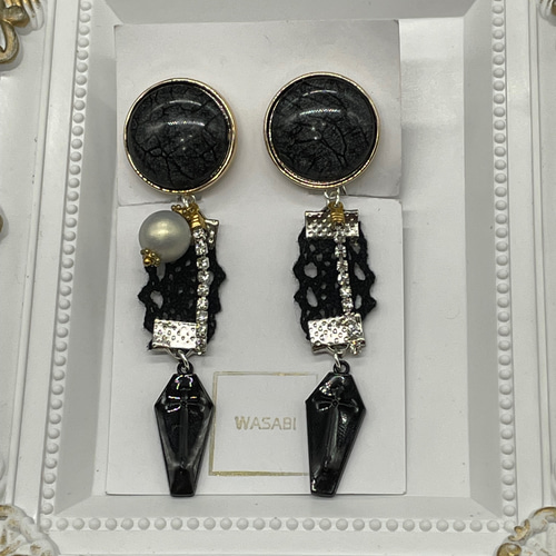 （ハロウィン）（送料無料）ブラックカボションとラインストーンとクロスのイヤリング ハロウィン）（送料無料）ブラックカボションとラインストーンと