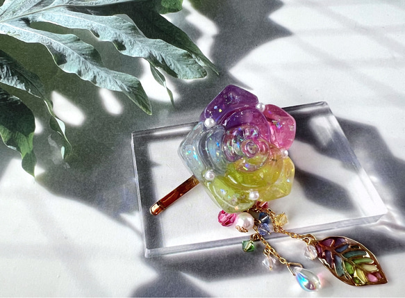 レジン】キラキラ揺れる 虹色薔薇のポニーフック ポニーフック 