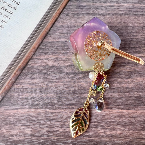 レジン】キラキラ揺れる 虹色薔薇のポニーフック ポニーフック