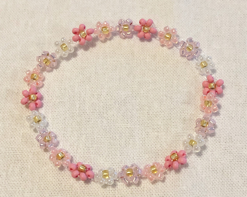 コスモスみたいなピンクのお花のビーズブレスレット ブレスレット Tone