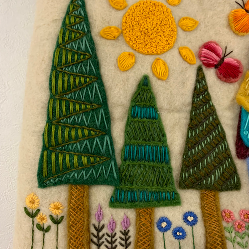 羊毛フェルトと刺繍糸、ねこさんバッグチャーム付きのバッグ 羊毛フェルトと刺繍糸、ねこさんバッグチャーム付きのバッグ