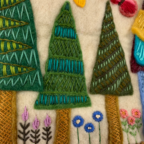 羊毛フェルトと刺繍糸、ねこさんバッグチャーム付きのバッグ