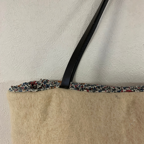 猫さんとビーズ刺繍のバッグ　羊毛フェルト生地のバッグ 猫さんとビーズ刺繍のバッグ 羊毛フェルト生地のバッグ | iichi