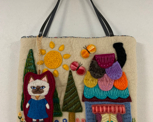 羊毛フェルトと刺繍糸、ねこさんバッグチャーム付きのバッグ 羊毛フェルトと刺繍糸、ねこさんバッグチャーム付きのバッグ