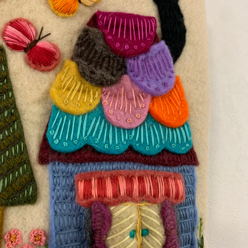 ぽっちゃり白猫さん刺繍 羊毛フェルト生地のポーチ