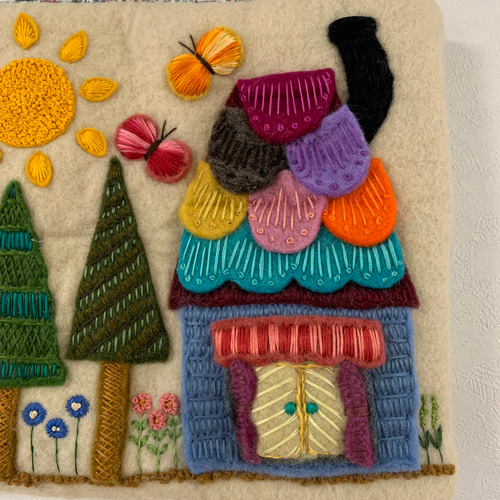 羊毛フェルトと刺繍糸、ねこさんバッグチャーム付きのバッグ