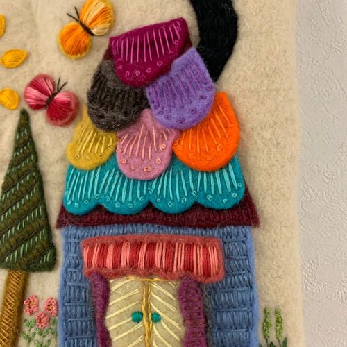 羊毛フェルトと刺繍糸、ねこさんバッグチャーム付きのバッグ 羊毛フェルトと刺繍糸、ねこさんバッグチャーム付きのバッグ