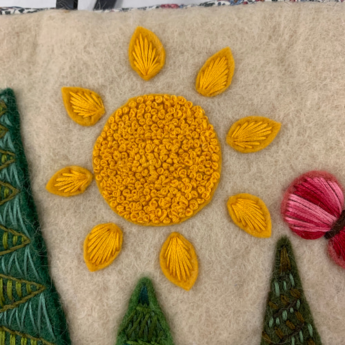 羊毛フェルトと刺繍糸、ねこさんバッグチャーム付きのバッグ