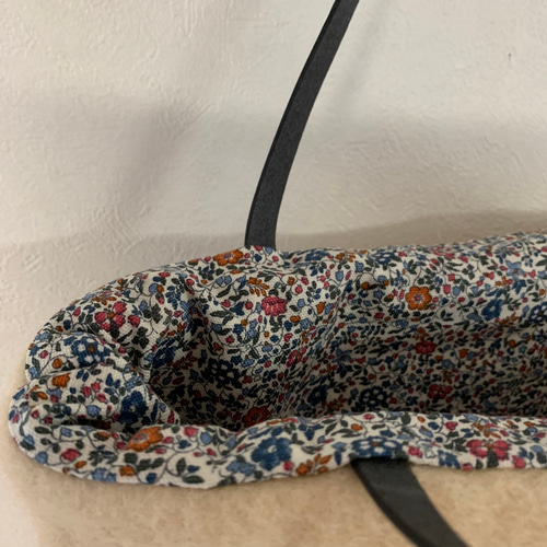 ナナ！お花畑となかよし猫　羊毛フェルト生地のバッグ ナナ様専用！お花畑となかよし猫 羊毛フェルト生地のバッグ ナナ