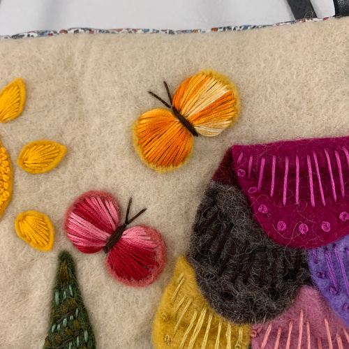 羊毛フェルトと刺繍糸、ねこさんバッグチャーム付きのバッグ 羊毛フェルトと刺繍糸、ねこさんバッグチャーム付きのバッグ