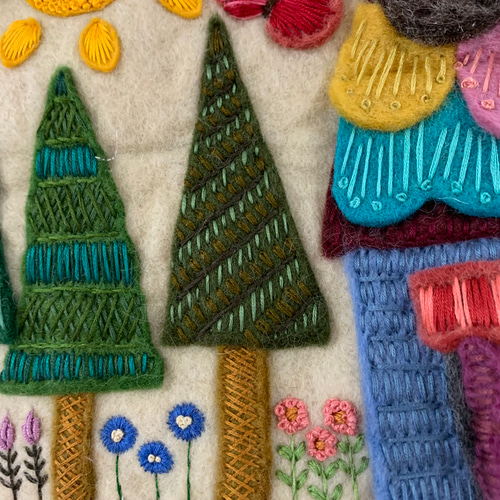 羊毛フェルトと刺繍糸、ねこさんバッグチャーム付きのバッグ 羊毛フェルトと刺繍糸、ねこさんバッグチャーム付きのバッグ