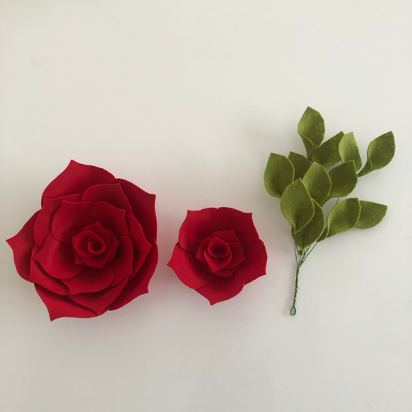E8 薔薇のウォールフラワーセット(葉付き) フェルト素材のお花　赤　レッド 7枚目の画像