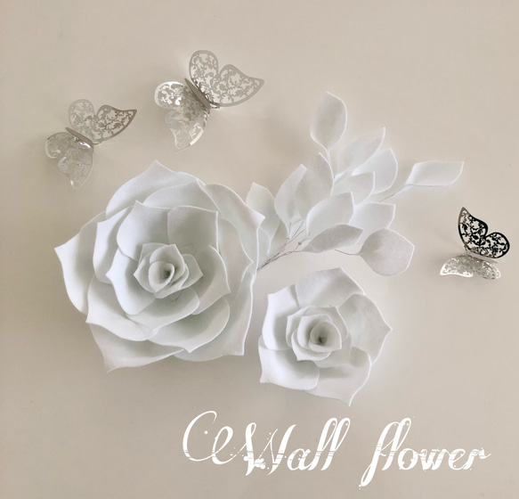 E1 薔薇のウォールフラワーセット(葉付き) フェルト素材のお花　ホワイト　白　ウェディングにも♪ ホワイトインテリア 1枚目の画像