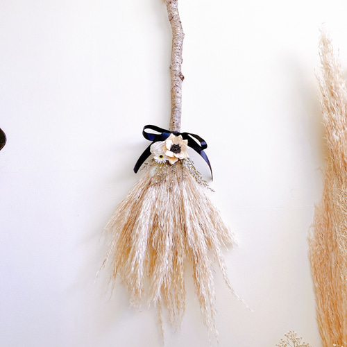 ハロウィン 魔女の箒 ふわふわパンパスグラス スワッグ ドライフラワー