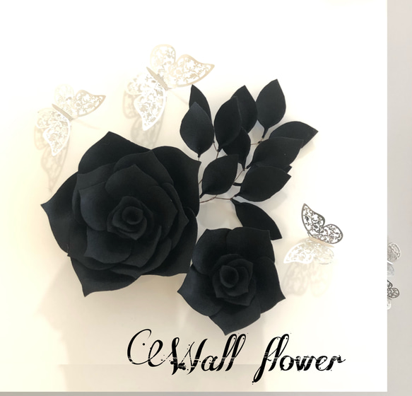 E3 薔薇のウォールフラワーセット(葉付き) フェルト素材のお花　黒　ブラック 1枚目の画像