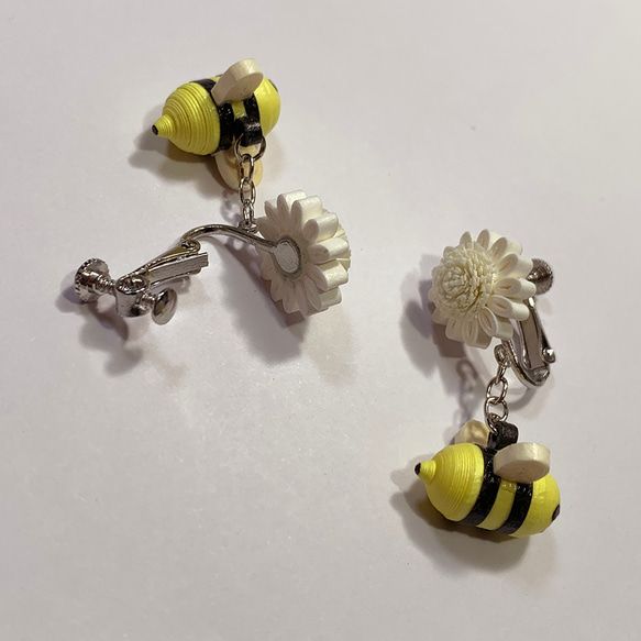 白い花とミツバチのペーパークイリングイヤリング 2枚目の画像