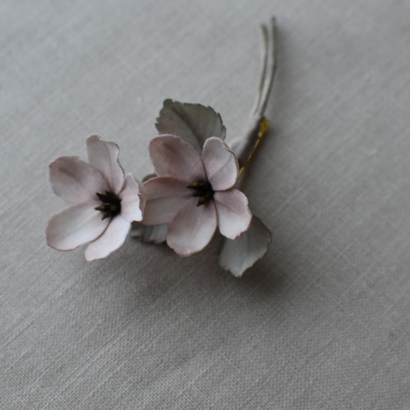 【布花】小さなお花のプローチ（２輪）ベージュ/一点物 3枚目の画像