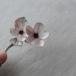 【布花】小さなお花のプローチ（２輪）ベージュ/一点物 2枚目の画像