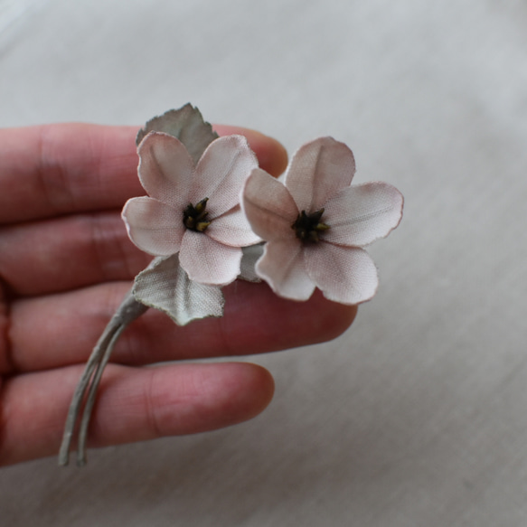【布花】小さなお花のプローチ（２輪）ベージュ/一点物 4枚目の画像