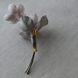 【布花】小さなお花のプローチ（２輪）ベージュ/一点物 5枚目の画像