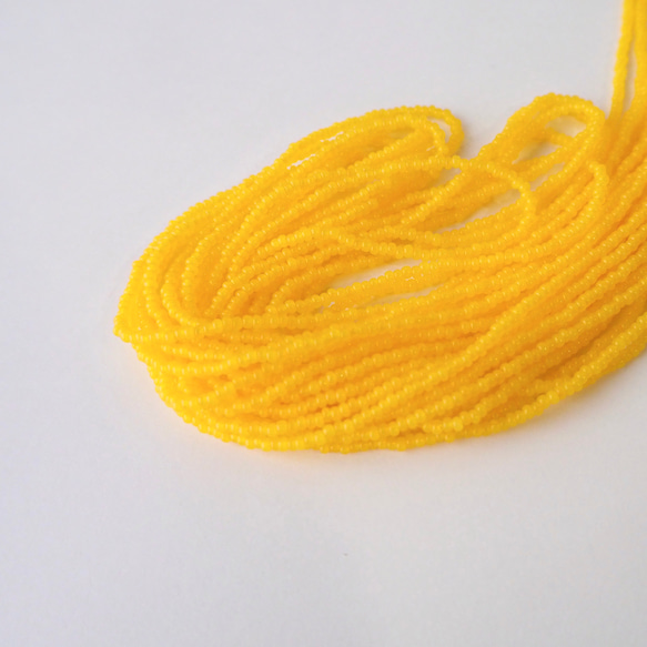チェコ シードビーズ(11/0) ブライトイエロー #PE05-BY / オートクチュール刺繍糸通しビーズ 1枚目の画像