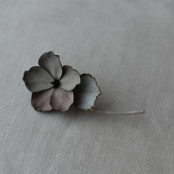 【布花】小さなお花のブローチ（ニュアンスブラウン）B/一点物 2枚目の画像