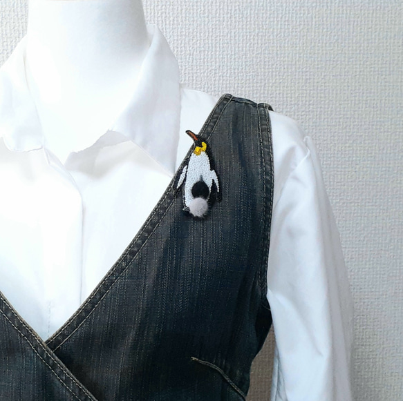 モコモコ ペンギンの親子ブローチ ＊オートクチュールビーズ刺繍 3枚目の画像