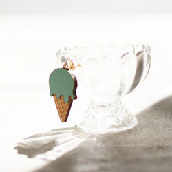 とろけるアイスクリームのイヤリング（ミント／ストロベリー／ブラックセサミ）　選べるカラーの木製ブローチ 9枚目の画像