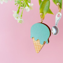とろけるアイスクリームのイヤリング（ミント／ストロベリー／ブラックセサミ）　選べるカラーの木製ブローチ 8枚目の画像
