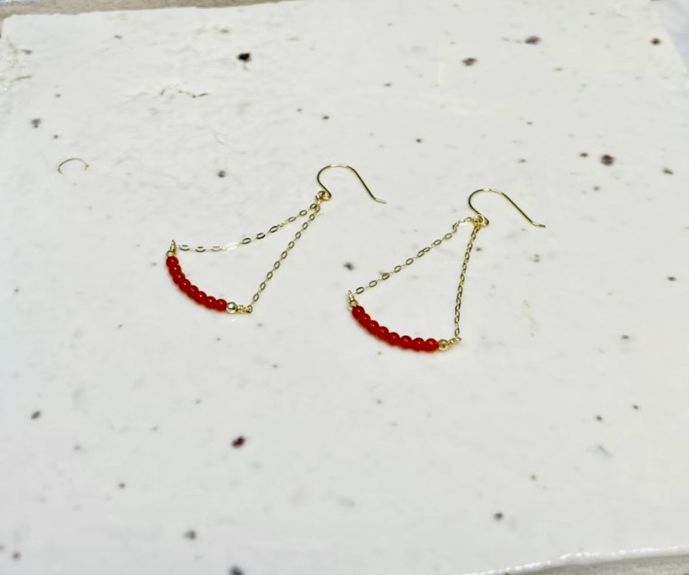 《宝石珊瑚》赤珊瑚のデザインピアス