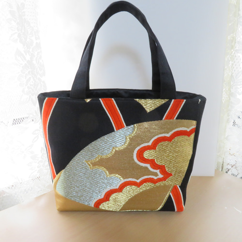 ハンドメイド 巾着トートバッグ リメイク ビンテージ缶バッジ付き☆。.:＊・゜ ハンドメイド 巾着トートバッグ リメイク ビンテージ缶バッジ