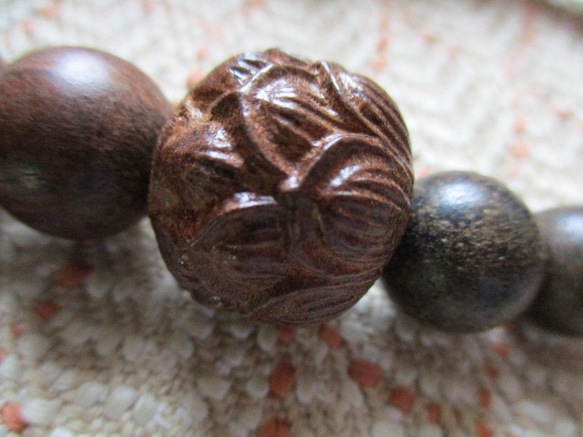 開光三眼天珠とベトナム産沈香 蓮の彫り珠のお念珠 5枚目の画像