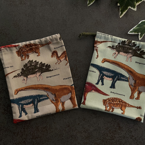 専用✳︎完成品✳︎ハンドメイド✳︎ダイナソー柄✖️ブラウン　巾着　コップ袋にも♩ 巾着袋 ♡ コップ入れ ♡ 給食袋 ♡ 恐竜 ♡ ダイナソー 給食袋 le