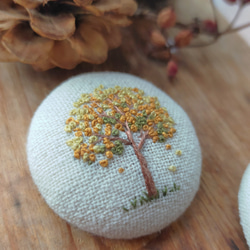 秋【紅葉の木】 刺繍ブローチ 38mm ナチュラル 3枚目の画像