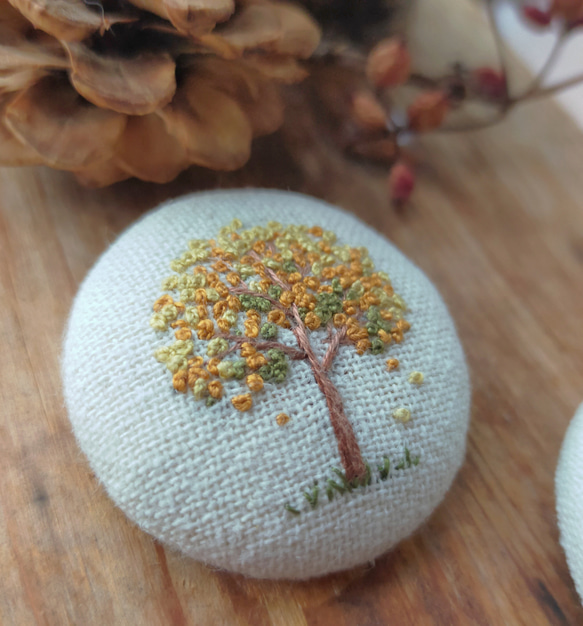 秋【紅葉の木】 刺繍ブローチ 38mm ナチュラル 3枚目の画像