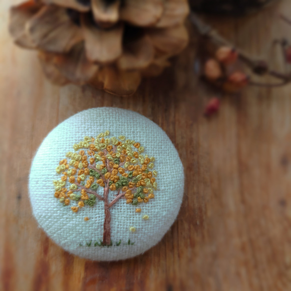 秋【紅葉の木】 刺繍ブローチ 38mm ナチュラル 6枚目の画像