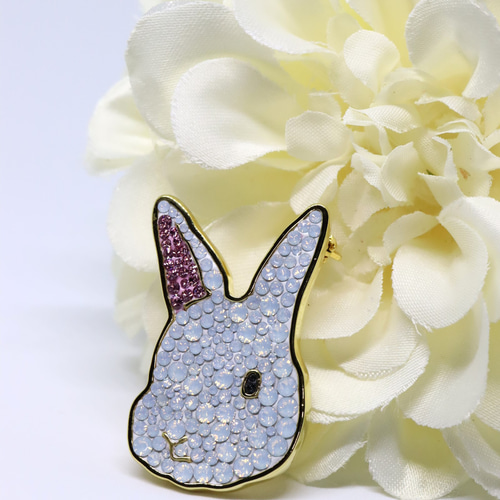 感謝SALE】縁起が良いうさぎのブローチ・ゴールド・グルーデコ  