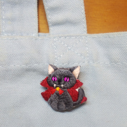 ドラキュラ猫　刺繍ブローチ 4枚目の画像