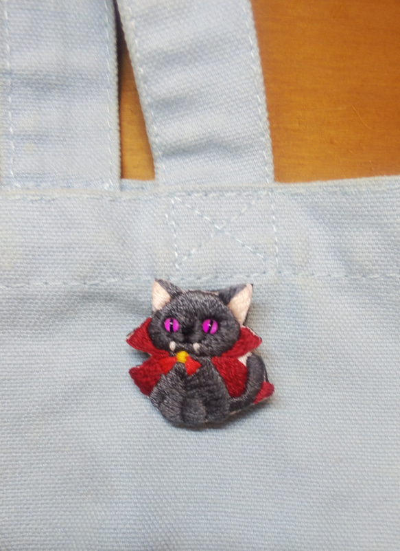 ドラキュラ猫　刺繍ブローチ 4枚目の画像