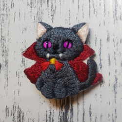 ドラキュラ猫　刺繍ブローチ 2枚目の画像