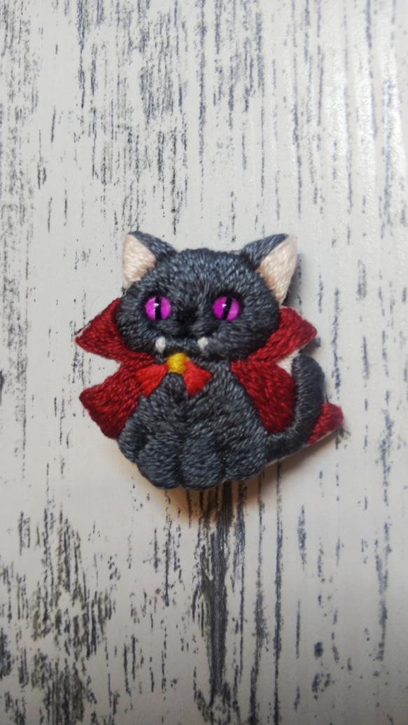 ドラキュラ猫　刺繍ブローチ 2枚目の画像