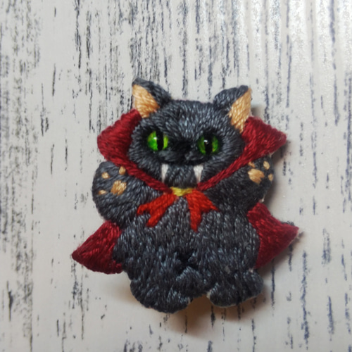 ドラキュラ猫 刺繍ブローチ ブローチ haniho 通販 14608122｜Creema