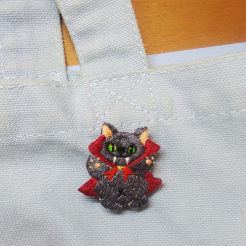 ドラキュラ猫 刺繍ブローチ ブローチ haniho 通販 14608122｜Creema