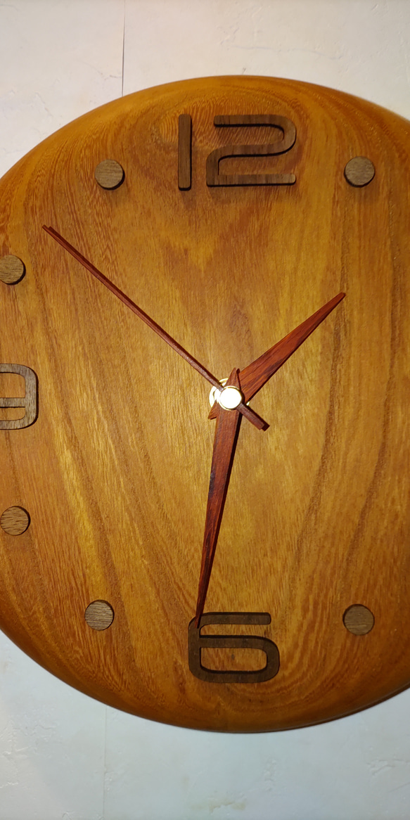 ケヤキ一枚とマホガニー木針の掛け時計 2枚目の画像